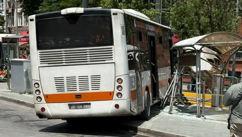 Belediye Otobüsü Tramvay Durağına Daldı: Kaza Anı ve Sonrası