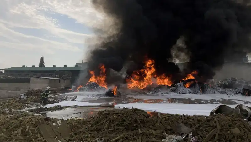 Gaziantep'te Geri Dönüşüm Tesisi Yangını Korkuttu, Sebepleri Araştırılıyor