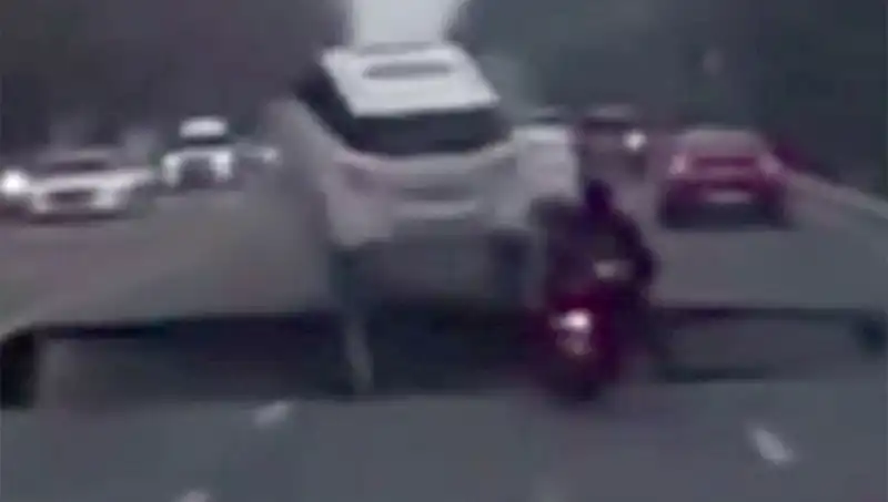 Güney Kore Otoyolunda Motosiklet Uğursuz Bir Çukura Düştü!