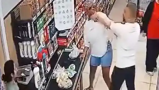 Marka Kasa Sırasında Çocuğunun Önünde Kadına Saldıran Adamın Olayı Şok Etti