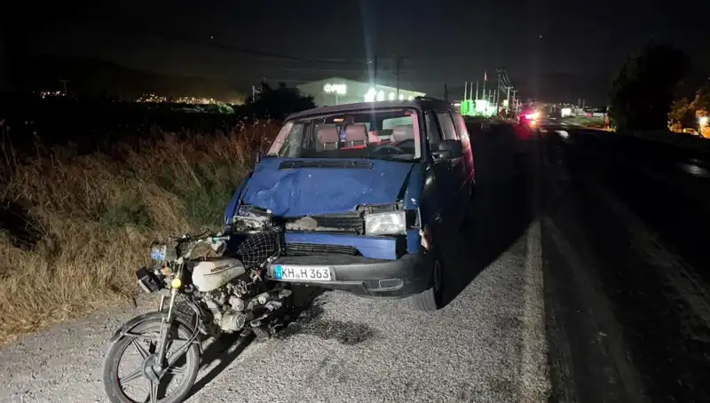 Söke'de Feci Kaza: Minibüs Motosiklete Çarptı, Üç Kişi Yaralı