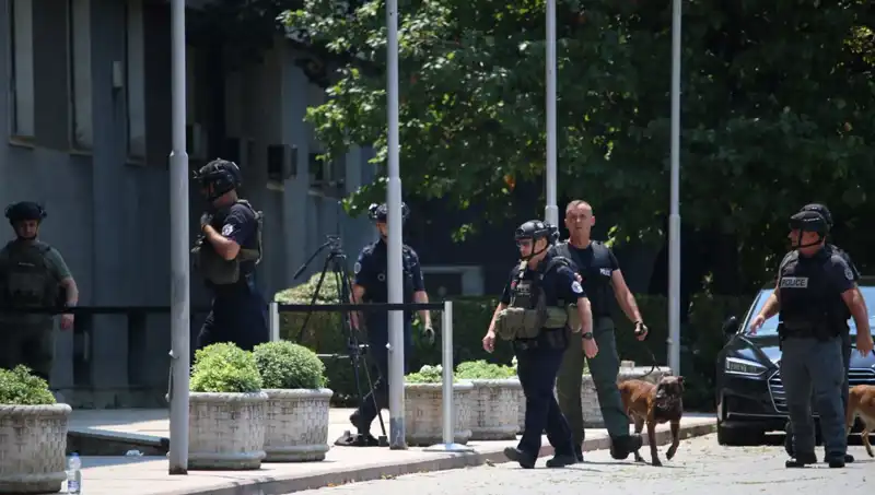Kosova Meclisi'nde Alarm! Bomba İhbarı Panik Yarattı