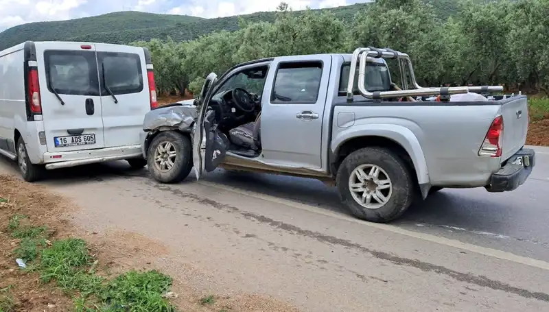 Bursa'da Minibüs ile Kamyonet Çarpıştı: İki Kişi Yaralandı