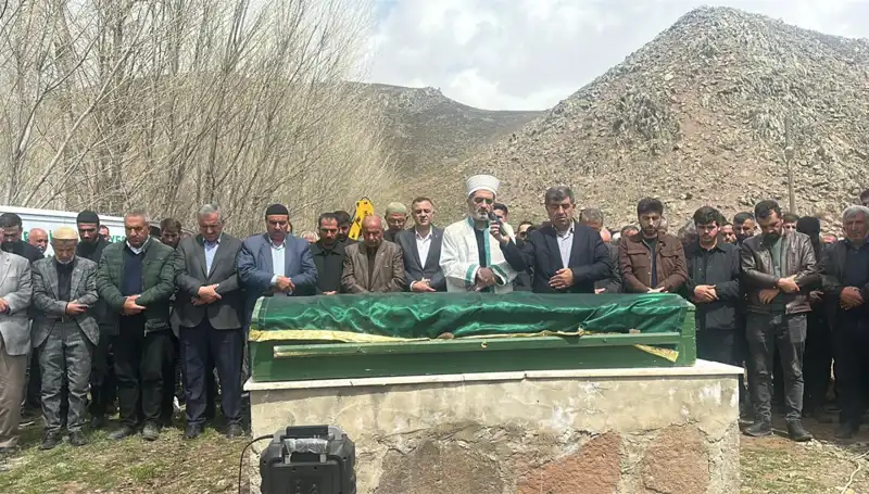Baba ve Kızlarının Duygusal Veda Anları: Anılarla Dolu Bir Hikaye