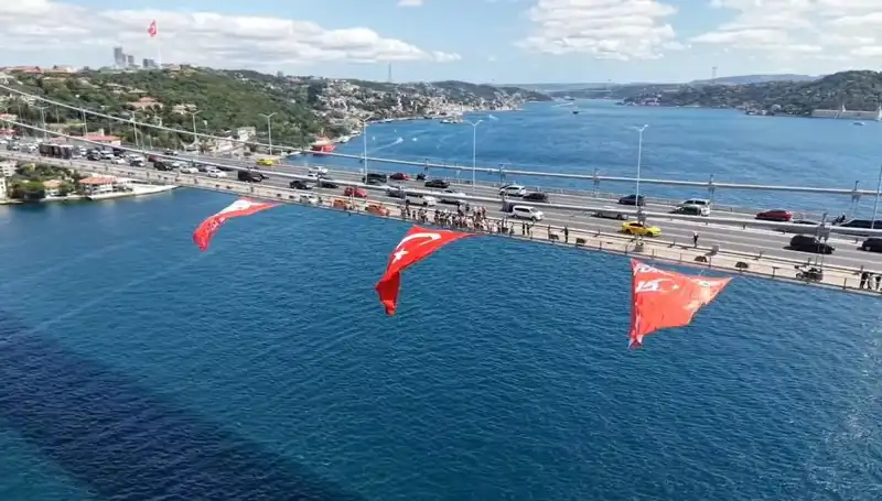 Türk Bayrağı İle Süslü Köprü, Göz Doldurdu ve Gururlandırdı