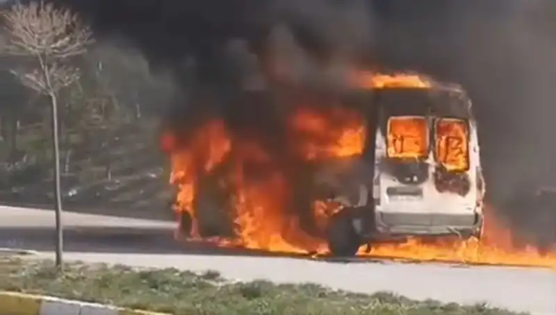 Havalimanı Personel Servisi Alev Alev Yandı: Yangın Nedenleri ve Sonrası