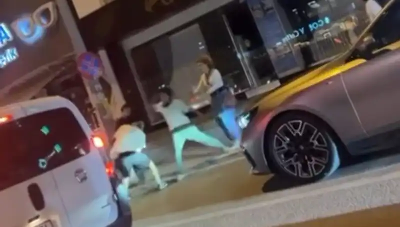 Cadde Boks Ringine Dönüştü: Yolculuk Sırasında Yumrukların Dansı