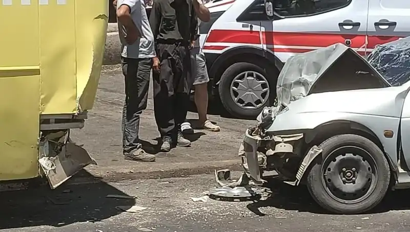 Halk Otobüsü ve Otomobil Çarpıştı: Feci Kazada İki Kişi Yaralandı