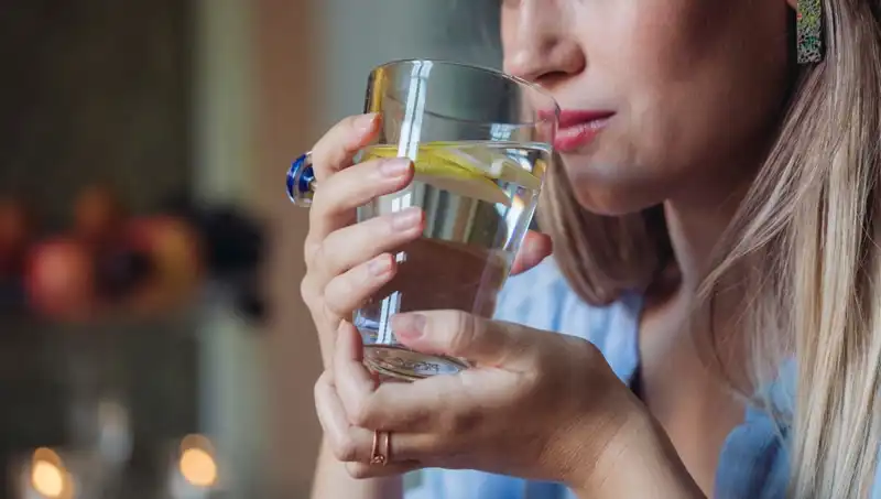 Harvardlı Uzman, Limonlu Suyun Sağlığa Faydalarını Açıkladı: Gerçek Mi?