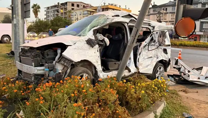 Antalya'da Midibüs ile Hafif Ticari Araç Çarpıştı: 6 Kişi Yaralandı