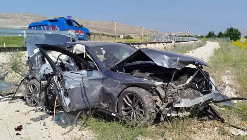 Sivas’ta İki Ayrı Trafik Kazası: 9 Kişi Yaralandı, Olay Yerinde Neler Oldu?