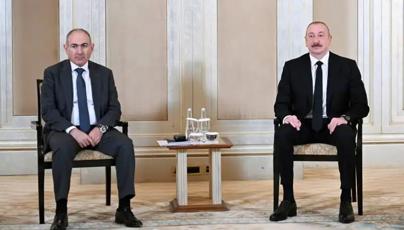 Aliyev ve Paşinyan, Abu Dabi'de Barışın Sinyallerini Verdi
