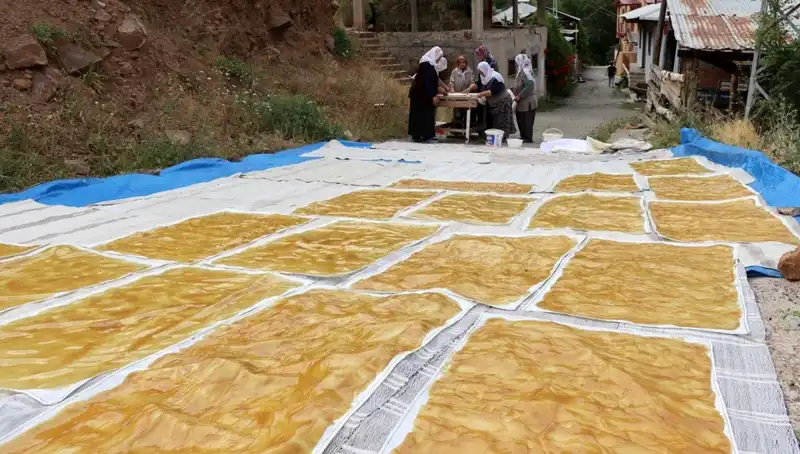 Dev Kazanlarda Odun Ateşiyle Hazırlanan Geleneksel Lezzet: Kış Sofralarının Vazgeçilmezi