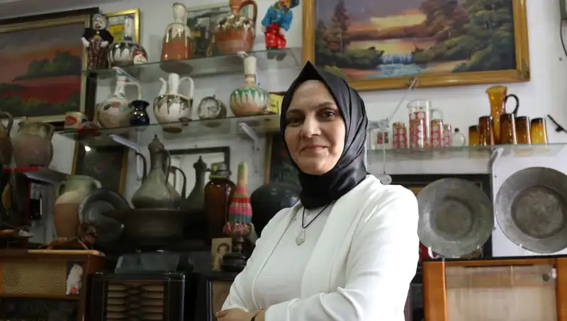 Eşine Eski Eşyalarını Toplaması İçin Kızıyordu, Şimdi Onlardan Para Kazanıyor