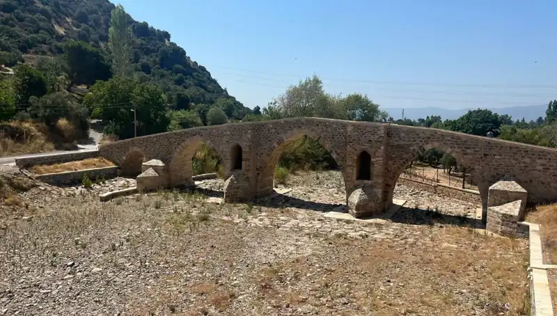 Tarihi Yunan Köprüsü, Uyuşturucu Bağımlılarının Merkezi Haline Geldi