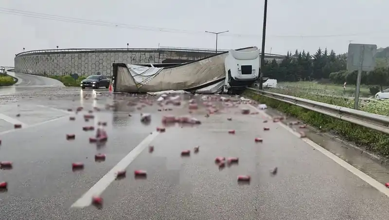 Yolda Devrilen TIR, İçkileri Saçtı: Olay Anı Görüntüleri Ortaya Çıktı