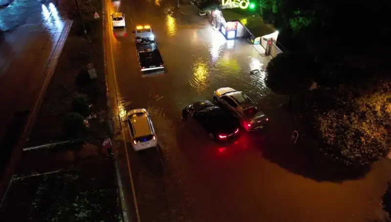 Adana’da Yağmur Alarmı: Cadde ve Yollar Sular Altında Kaldı