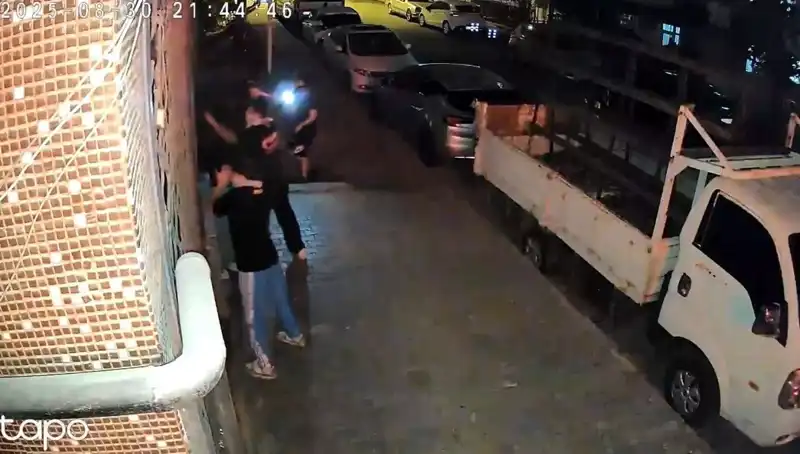 Etek Giydirilen Gençlere Saldırı: "Abinin Selamı Var" Dedi, Olay Büyüdü
