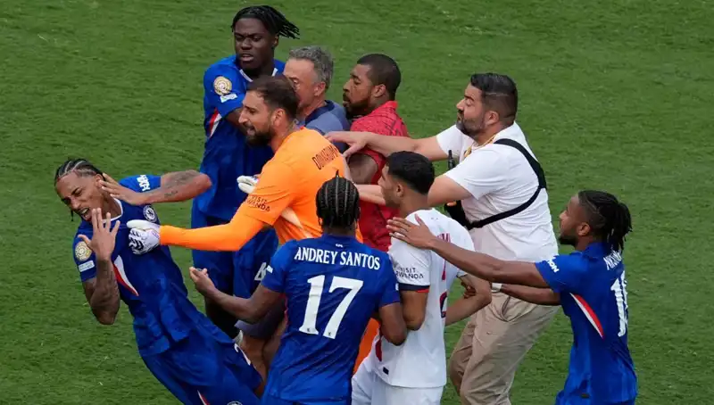 Dev Finalde Şok Gelişme: Teknik Direktör ile Futbolcu Arasında Yumruklu Kavga!