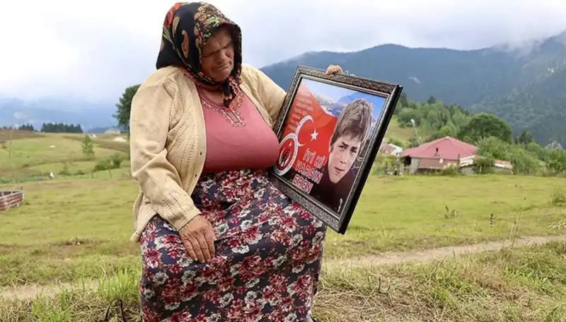 DEM Parti, Eren Bülbül’ün Annesinin Bayramını Unutmadı!