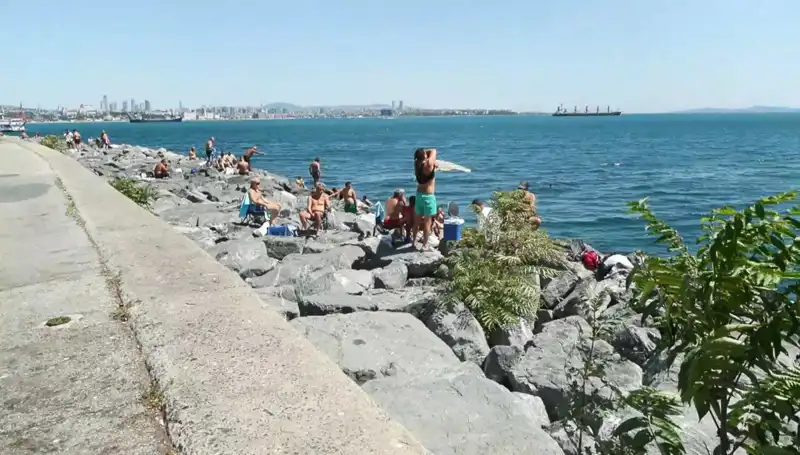 İstanbul'da Hava Sıcaklığı Arttı, Sahillerde Renkli Anlar Yaşanıyor