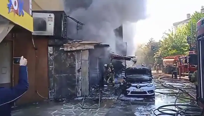 Ümraniye’deki Hediyelik Eşya Dükkanında Korkutan Yangın: Çoğu Zirveye Ulaşamadı