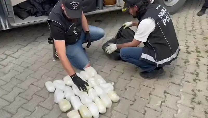 Yolcunun Valizinden Ele Geçirilen 13 Kilo Metamfetamin Şok Etti!