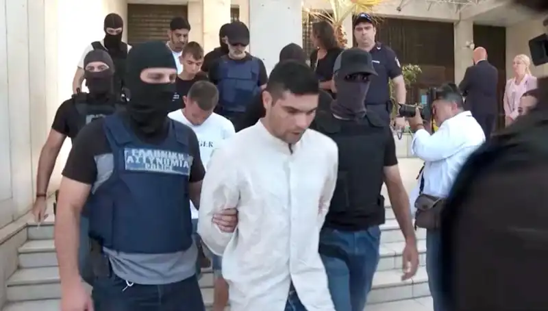Atina'da Şok Cinayet: Profesörün Eski Eşi ve 4 Kişi Gözaltında!
