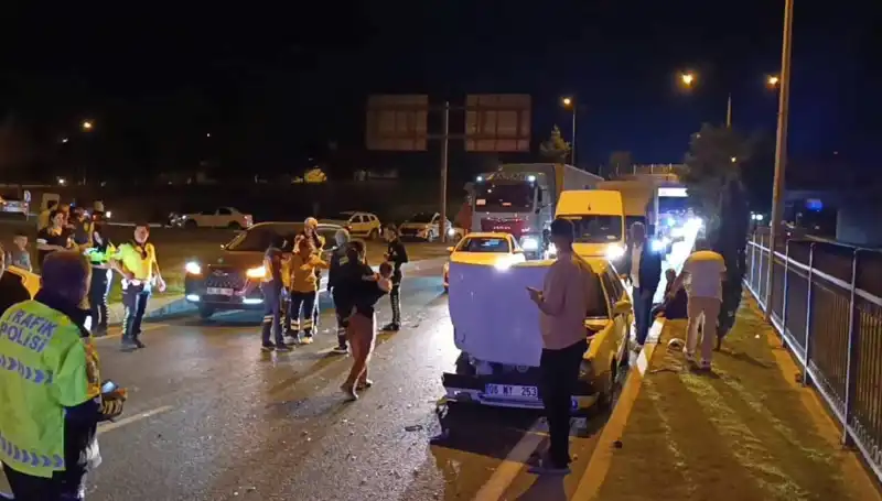 Otoyolda Kuralsız Geri Dönüş Yapan Araç Kazası: İki Çocuk ve İki Yetişkin Yaralı