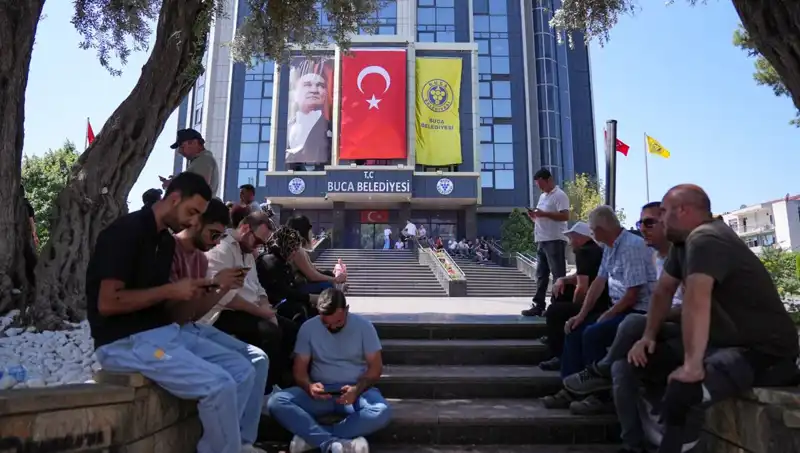Ücretlerini Alamayan İşçilerden Duygu Dolu Oturma Eylemi: İsyan Sesleri Yükseliyor