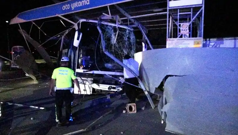 Otobüs Oto Yıkama Alanına Daldı: 8 Kişi Yaralandı, Panik İle Kaçış