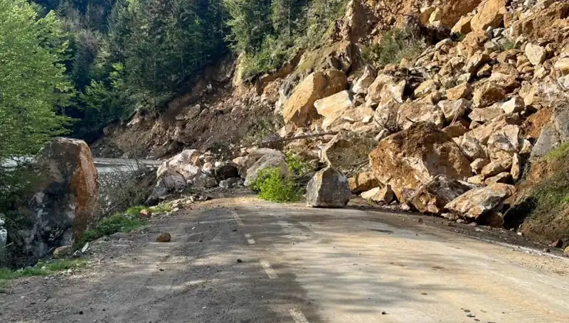 Giresun’da Heyelan Sonrası Yol Ulaşımına Kapandı, Olayın Detayları Şok Etti!