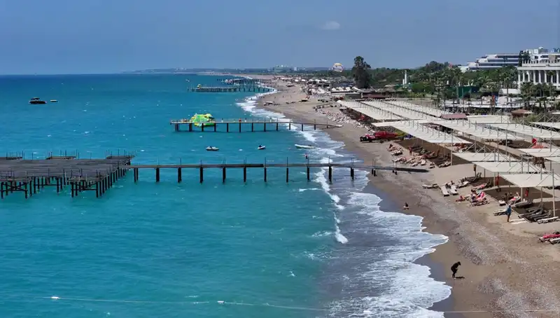 Antalya Sahilleri’nde Güneşli Hava ve Plaj Keyfi Zirveye Ulaşıyor!