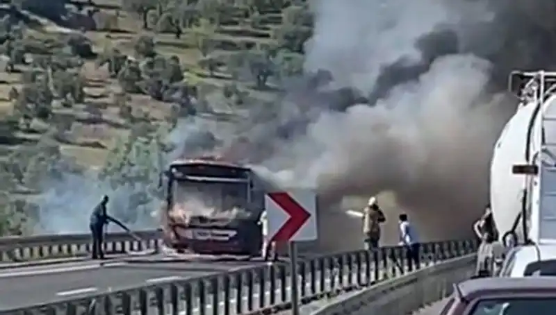 İzmir'de Belediye Otobüsü Korkunç Yangına Sahne Oldu!