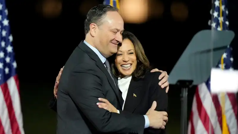 Trump, Kamala Harris’in Eşini Görevden Aldı: Siyasi Gerilim Tırmanıyor