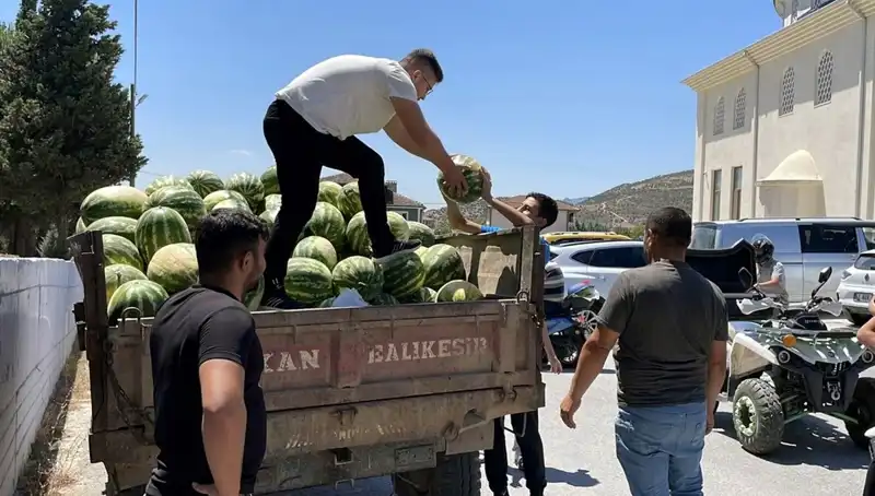 Bir Şirket, Tonlarca Karpuzu Ücretsiz Dağıtarak Şaşırttı