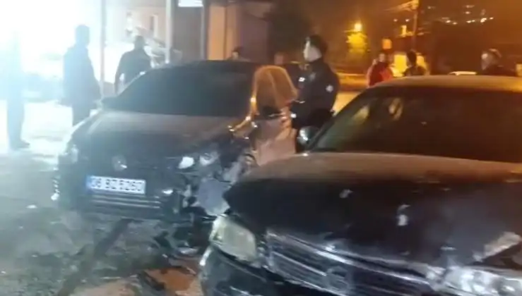 İstanbul'da Çevirmeden Kaçarken Feci Kaza: İki Yaralı