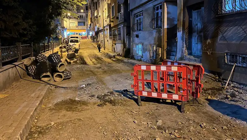 Bayrampaşa'da Şok Anlar: Altyapı Çalışmasında Rögar Kapağı Patladı!