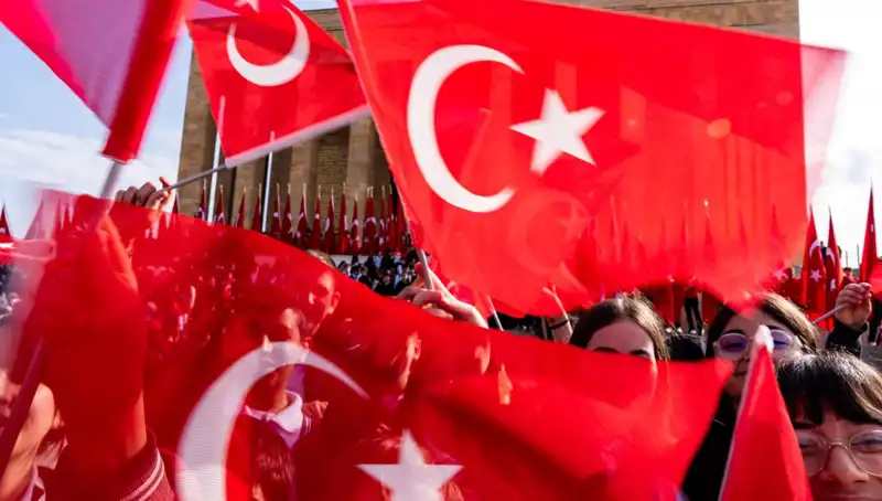 Tüm Türkiye 23 Nisan'ın Coşkusuyla Yükseldi: Kutlamalarda Renkli Anlar