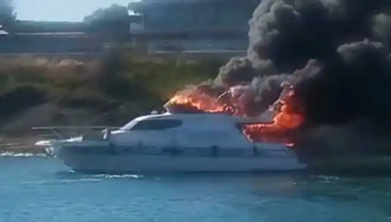 Çeşme'de Marinada Yangın: Lüks Motoryat Alev Alev Yandı