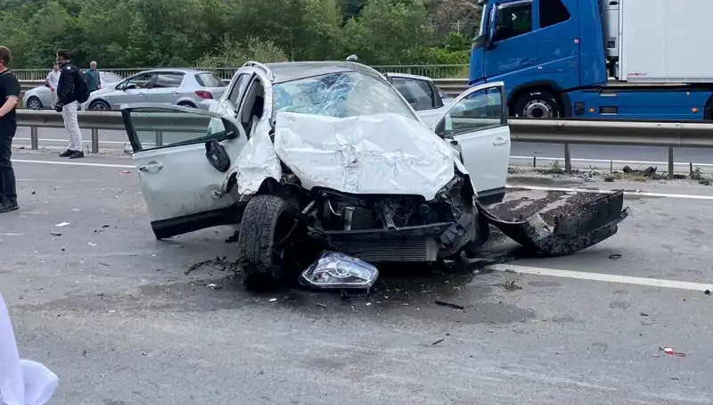 Betona Çarpan Araç Bariyerleri Aşarak 3 Kişiyi Yaraladı