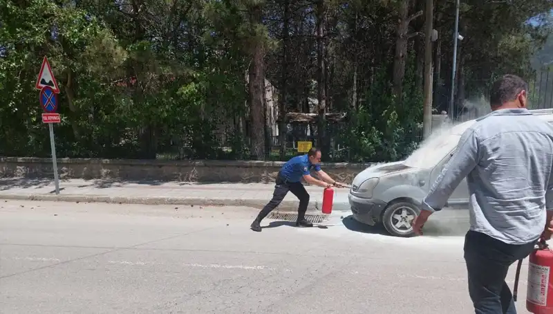 Emniyet Binası Önünde Korkutucu Yangın: Araç Alev Alev Yandı