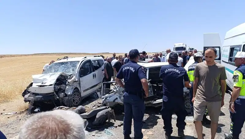 Otomobil ve Hafif Ticari Araç Çarpıştı: 4 Ölüm, 1 Yaralı!