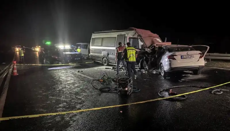 Ters Yönde Minibüse Çarpan Araç Alev Alev Yandı: 1 Kayıp, 1 Yaralı