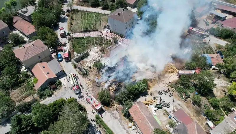 Arnavutköy’de Dev Yangın: Saman Balyaları Küller İçinde Kaldı