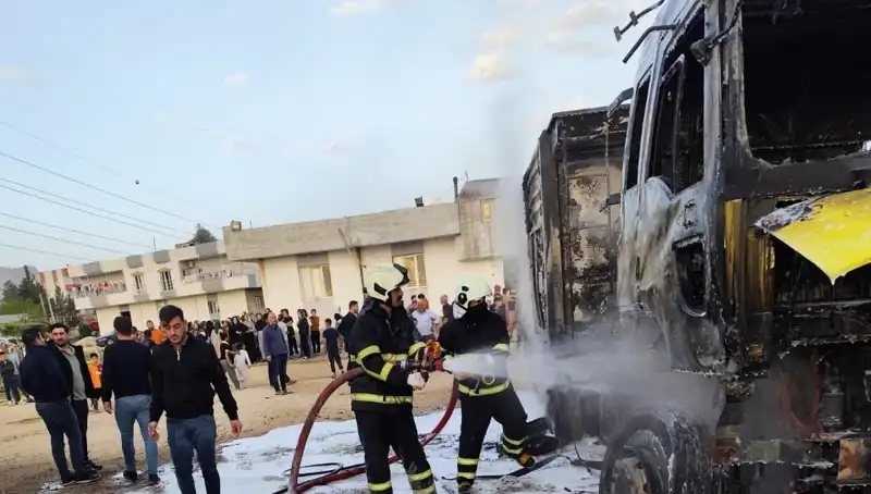 Park Halindeki İki TIR Küller İçinde Kaldı: Yangının Detayları
