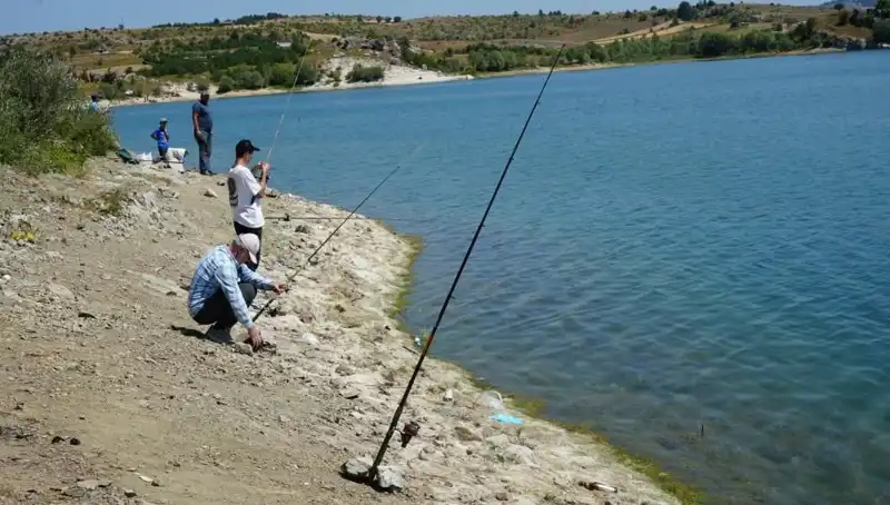 Kafes Patladı! Balıklar Baraja Koşan Kalabalığı Şaşırttı