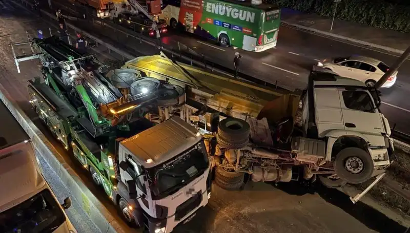 Moloz Yüklü Hafriyat Kamyonu Devrildi, Trafik Aksadı