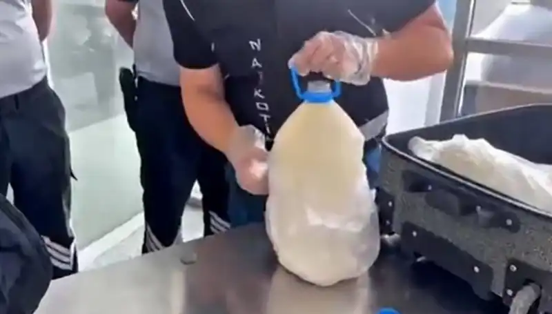 Havalimanında Şaşırtan Bulgu: 12 Kilo 800 Gram Süt Şişesi İçinde Ele Geçirildi!