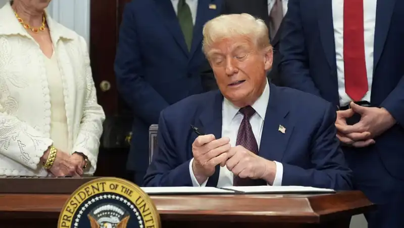 Trump, Beyaz Saray'ı 200 Milyon Dolarla Yenileyecek!